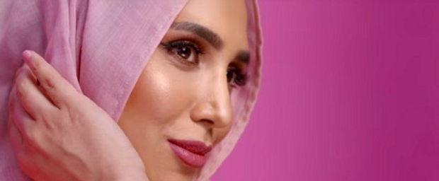 'Waarom wordt verondersteld dat vrouwen die hun haar niet laten zien er niet voor zorgen?' vraagt Amena Khan, een van de gezichten van de nieuwe L'Oréal Paris haarverzorgingsproductencampagne, zich af.