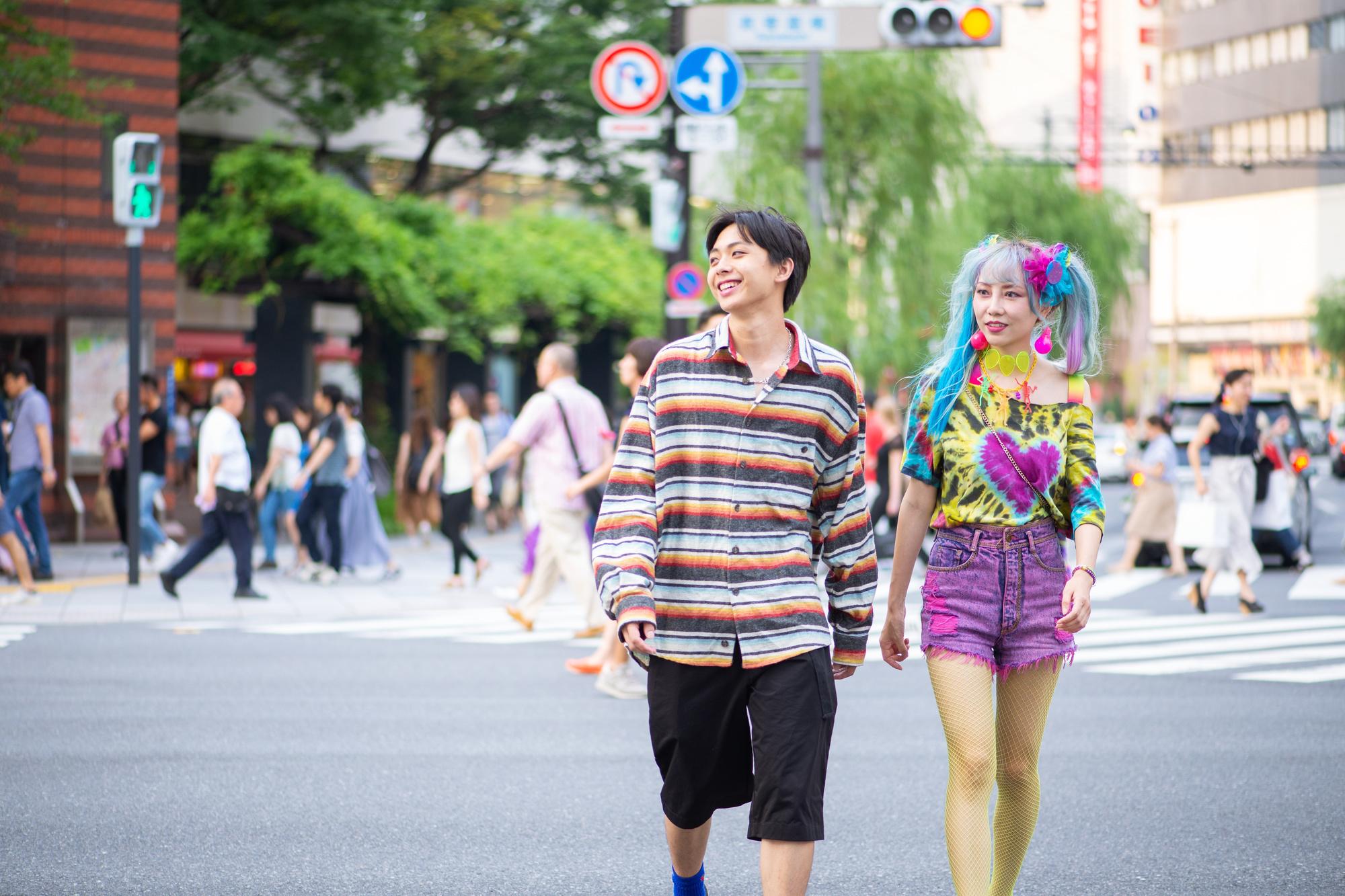 Dit kleurrijke koppel zou bij ons op straat nogal wat aandacht trekken. In Japan zijn dit soort outfits de normaalste zaak van de wereld.
