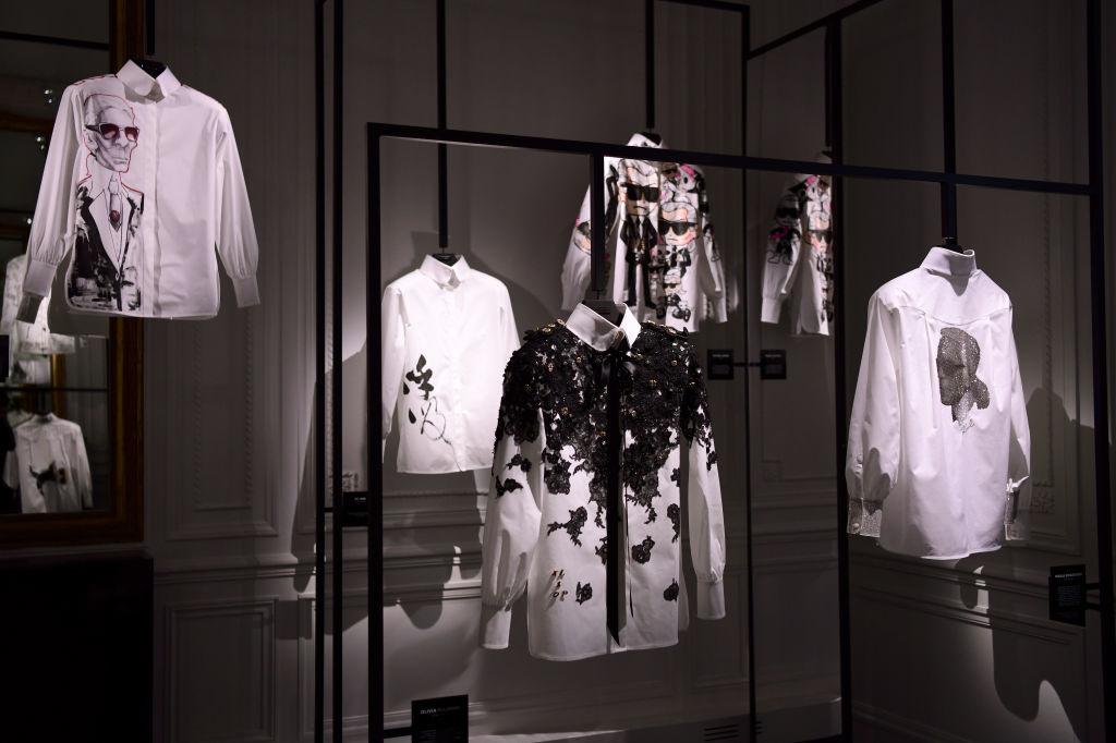 Enkele hemden die ontworpen werden door vrienden van Karl Lagerfeld.