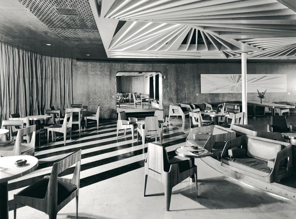 De 'tourist class smoking room' van de Canberra (1961).