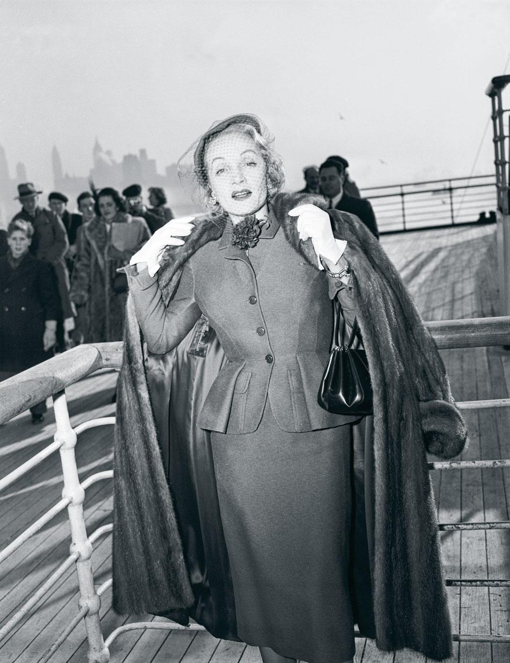 1950: Marlene Dietrich stapt in New York van de Queen Mary.