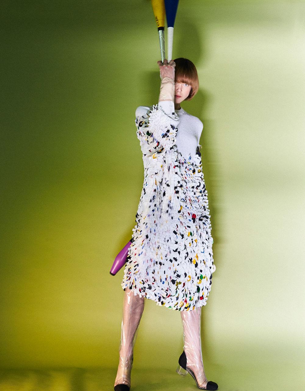 Witte gebreide jurk van katoen met pailletten, Krizia. Transparante plastic lieslaarzen met bijbehorende handschoenen, Chanel.