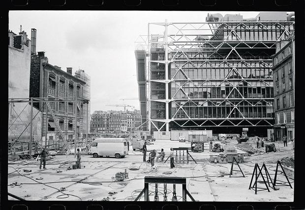 Premier bâtiment postmoderne, le centre Pompidou a été conçu dans un grand retournement architectural.