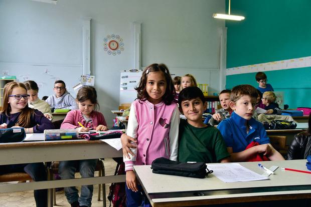 Le candidat réfugié reçoit de l'aide pour organiser la scolarité obligatoire de ses enfants.