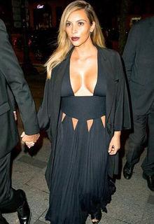 Kim Kardashian-West in een jurk van Riccardo Tisci