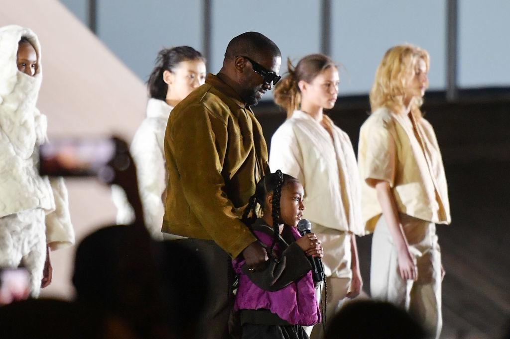 Een trotste Kanye West met zijn dochtertje North.