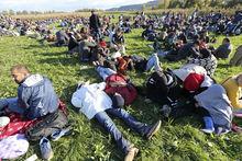 Des migrants à la frontière de la Slovénie. 