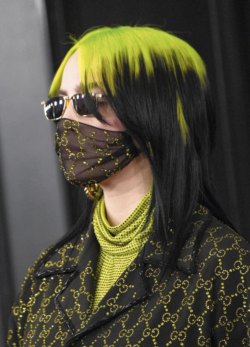 Billie Eilish met een masker van Gucci.