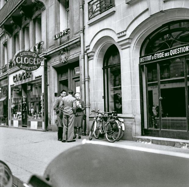 Louis-Ferdinand Céline (à g.), devant l'Institut d'étude des questions juives, à Paris, en mai 1941.