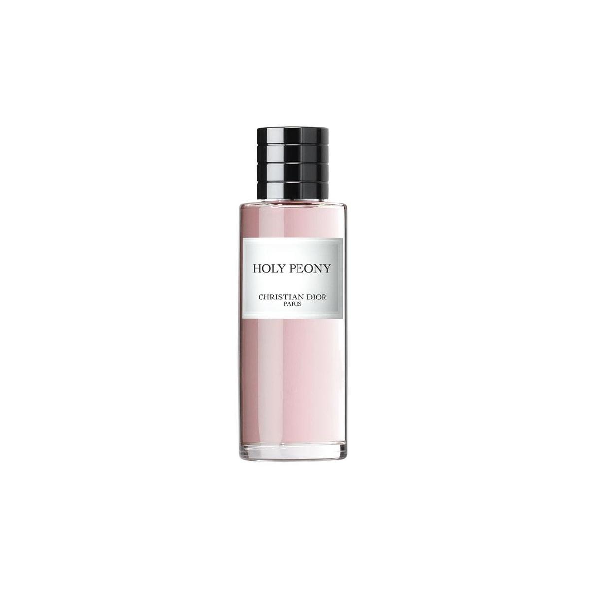 De heerlijke geur van pioenrozen in een flesje: parfum Holy Peony (125ml : vanaf 198 euro) uit de collectie Maison Christian Dior. dior.com