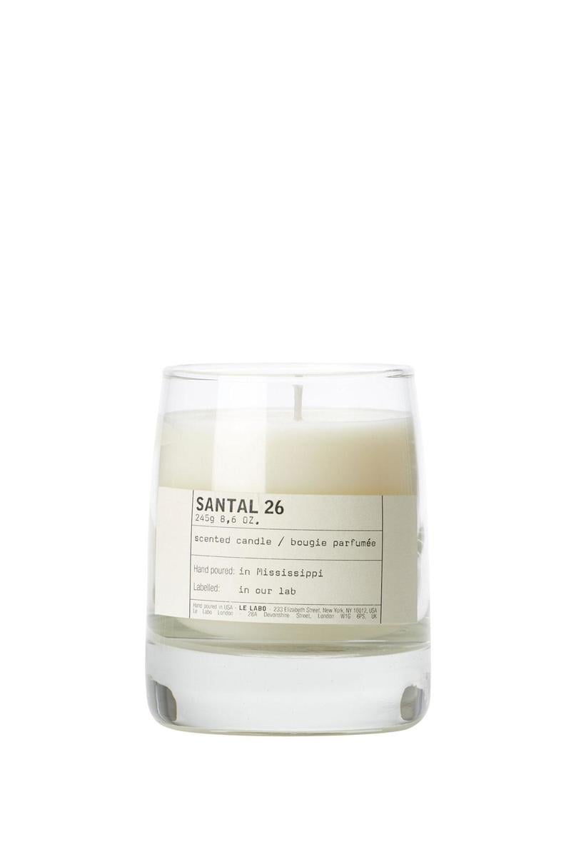 Zo ruikt heel je huis naar een van de meest gehypete geuren van het moment: Santal 26 Candle (63 euro) van Le Labo. lelabofragrances.com
