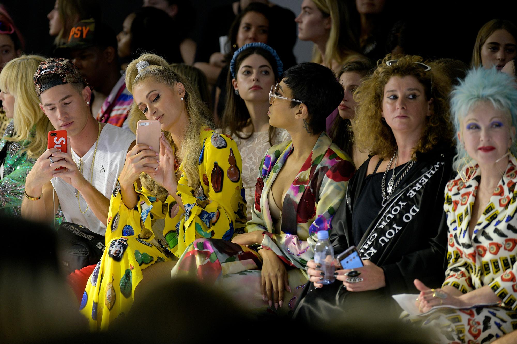 Paris Hilton en Cyndi Lauper front row op de modeweek van New York in 2019.