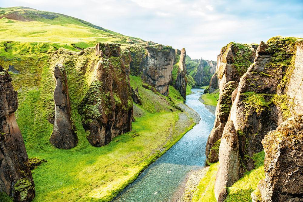 IJsland: De Fjaðrárgljúfur canyon  in Zuid-IJsland, 2 km lang  en 100 m diep.