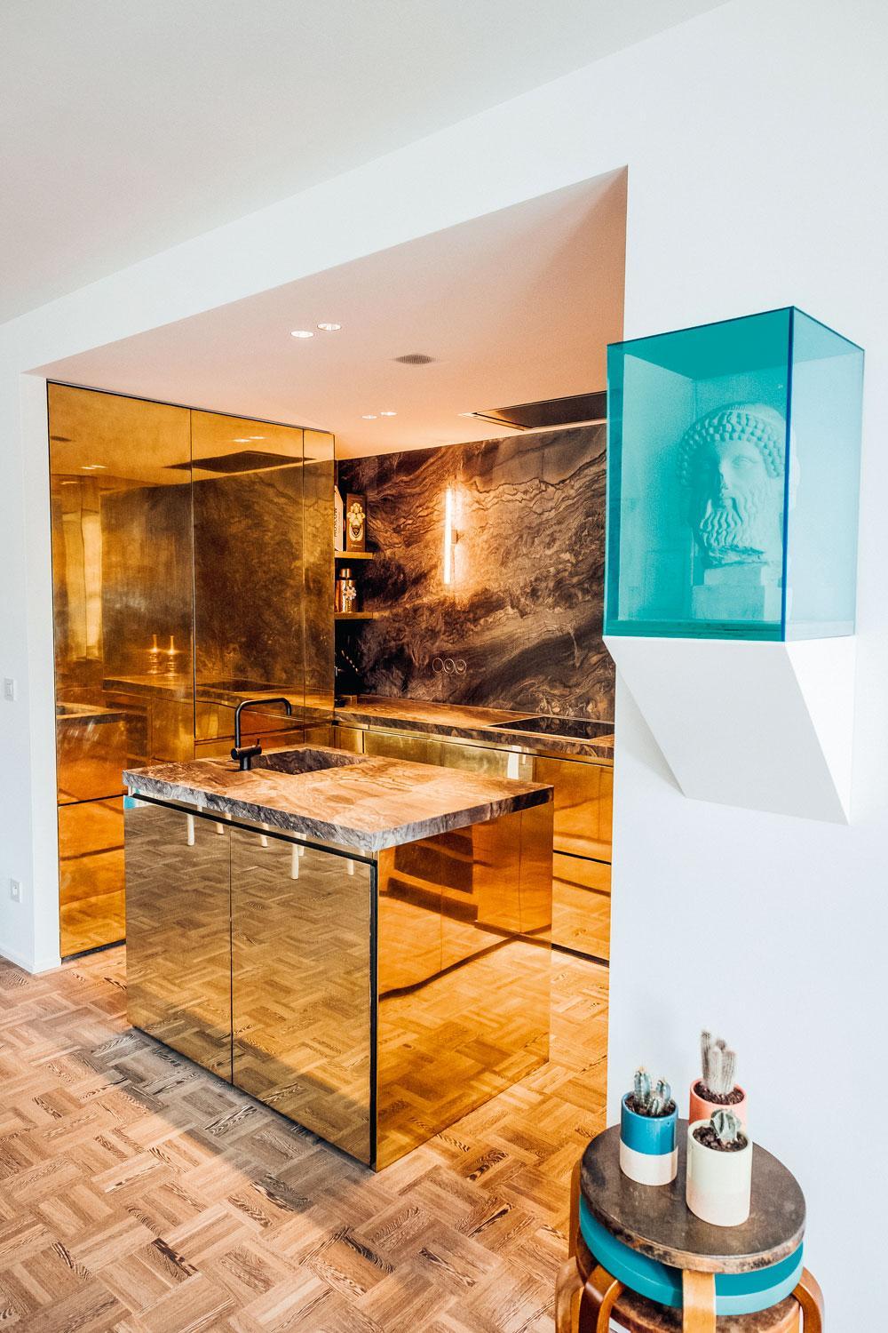 Hooft installeerde een flashy keuken als absolute blikvanger in een Gents appartement.