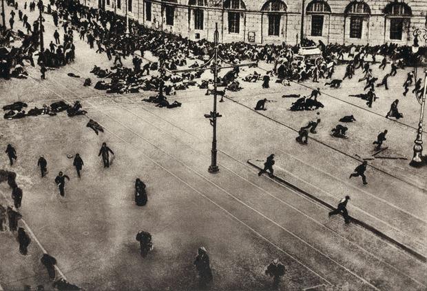Dispersion de la foule sur la perspective Nevski, pendant les journées de juillet 1917.