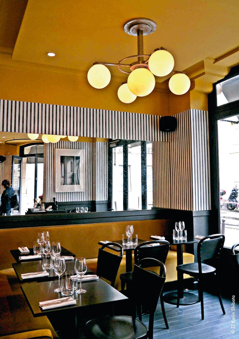 Heel veel geel in het recent geopende Italiaanse restaurant Epoca in Parijs, rue Oudinot. 17. Ontwerp: Emilie Bonaventure.