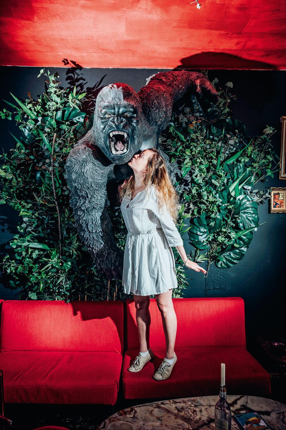 Julie Mahieu kust King Kong in haar favoriet Gents café Kapitein Cravate.