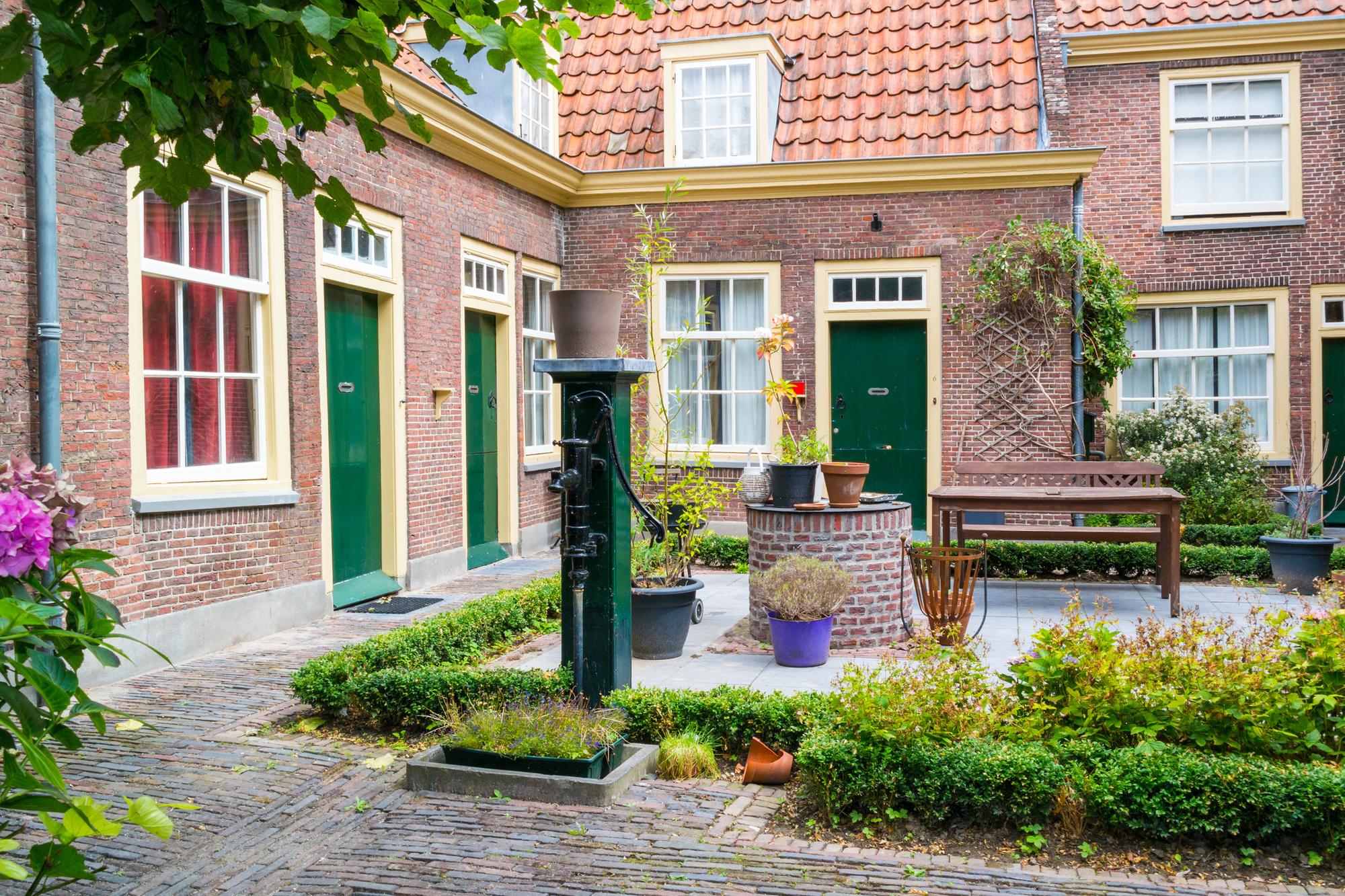 Een hofje in Leiden.