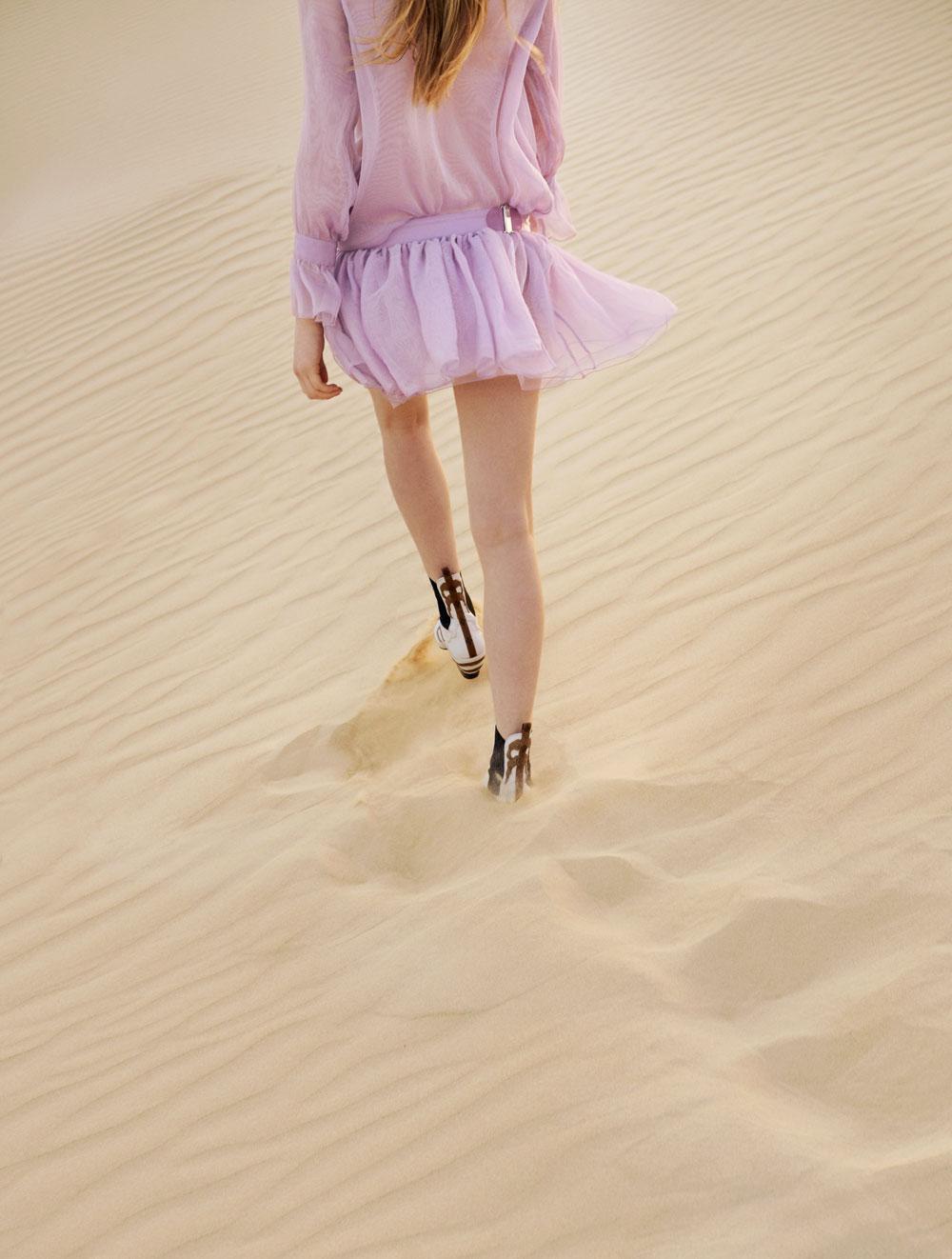 Zijden jurk, Emporio Armani. Korte laarzen Fireball van tweekleurig leer, Louis Vuitton.