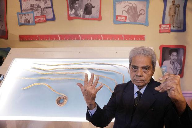 Langste vingernagel ter wereld na 66 jaar afgesneden en nu te zien in museum