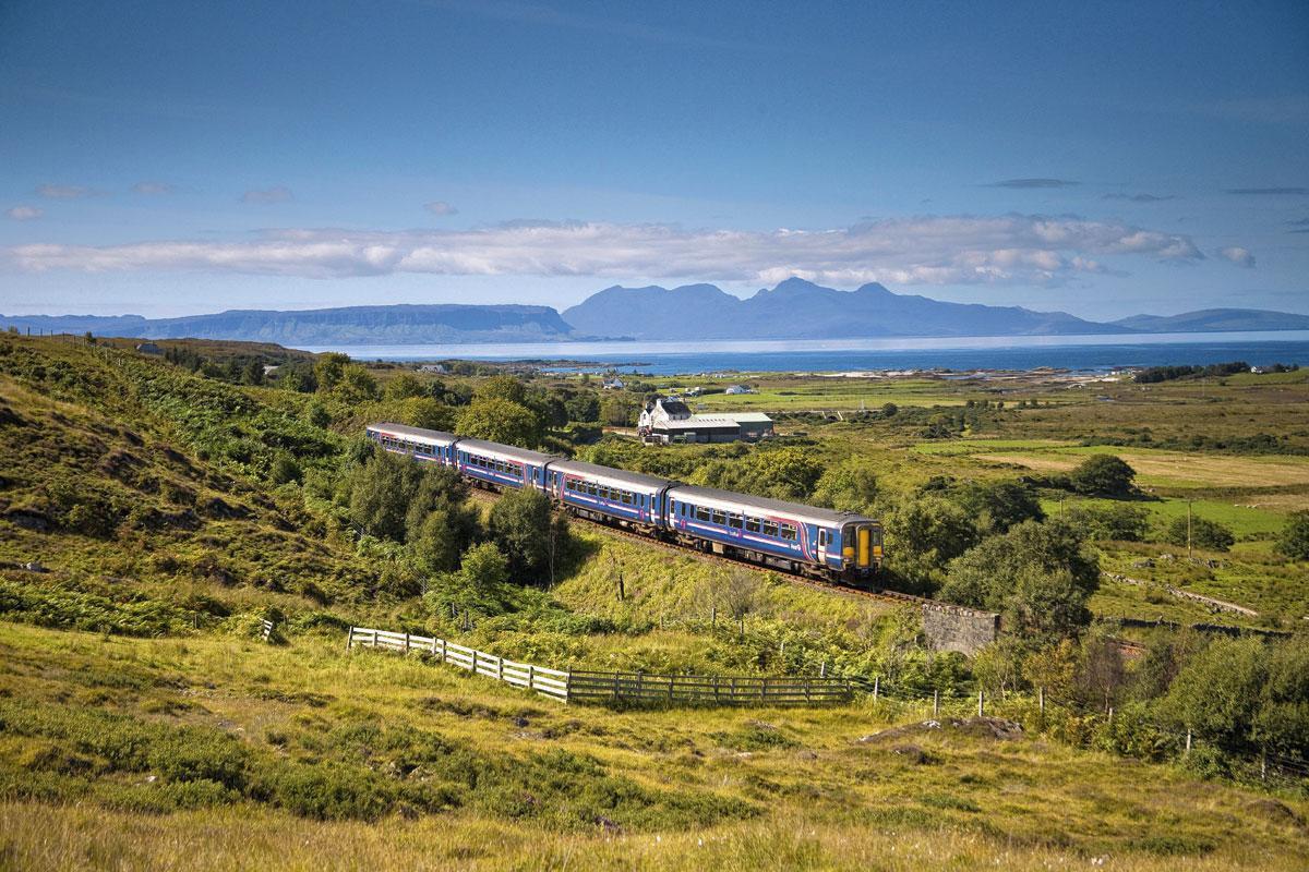 Vanaf de West Highland Line zie je de Schotse eilanden.