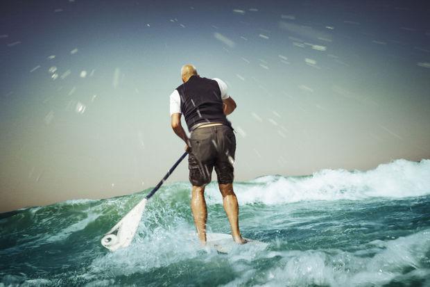 Julien (58) paddlesurft: 'Het wordt ook de workout of the ocean genoemd'