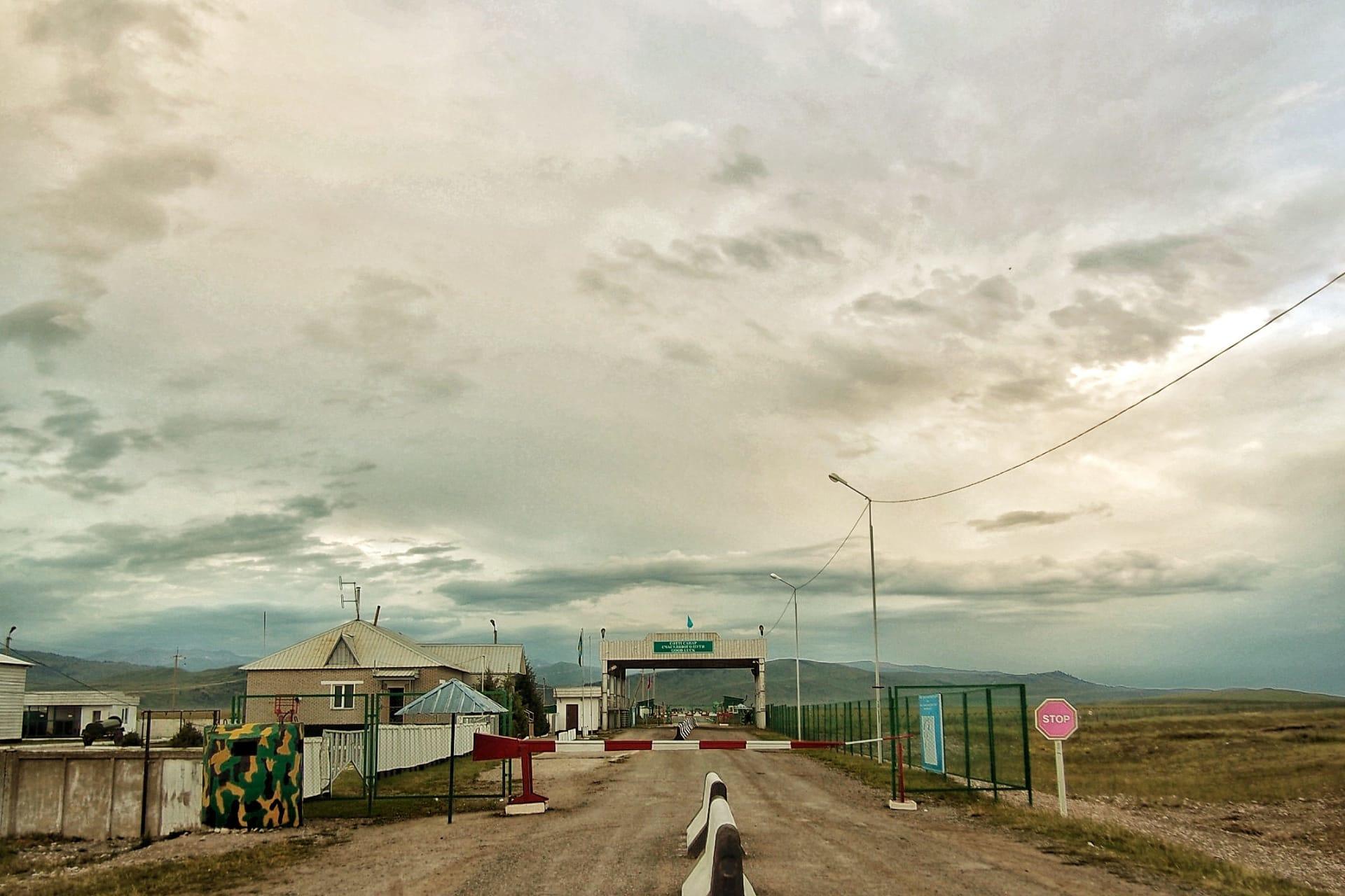 De grens tussen Kazachstan en Kirgizië