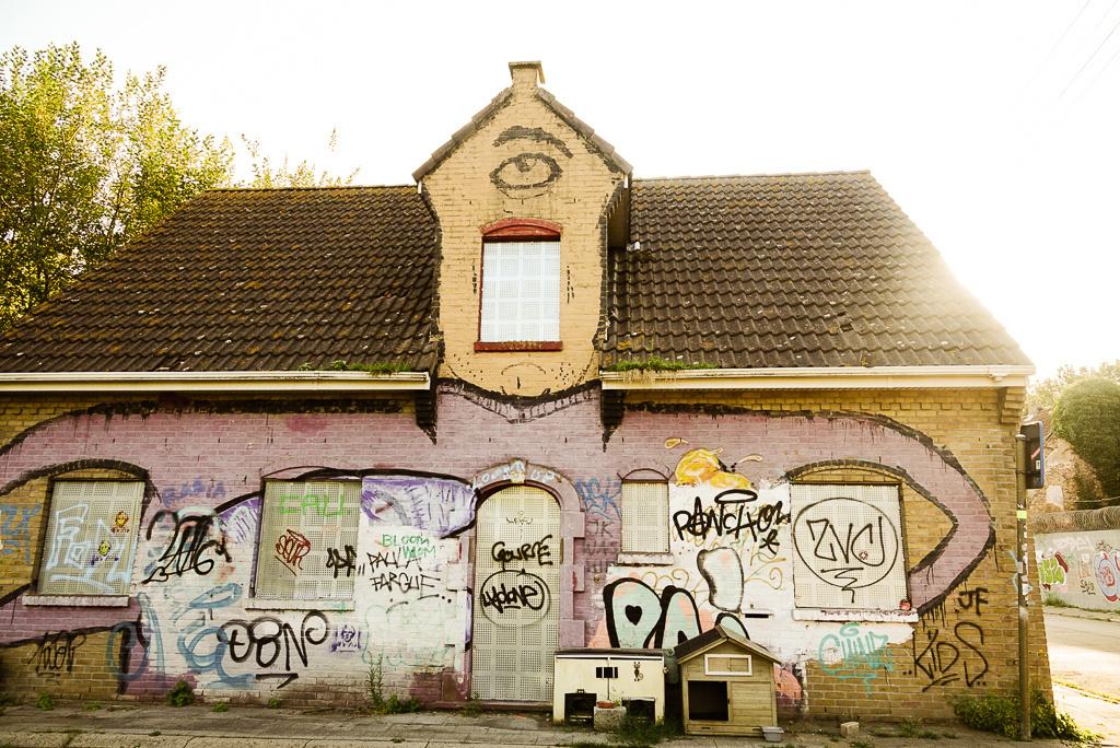 Niet alle graffiti is even artistiek in het dorp.
