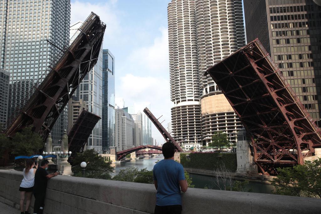 Open bruggen in Chicago leveren spectaculaire beelden op
