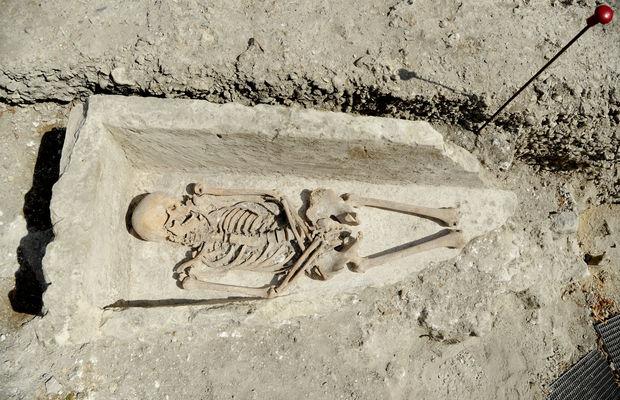 Des squelettes mérovingiens découverts en plein centre de Paris (en images)