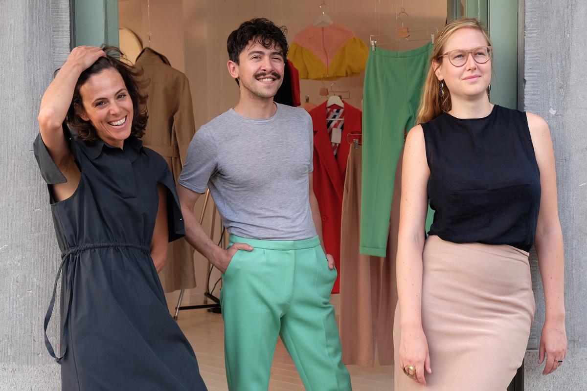 De initiatiefnemers van de nieuwe slow fashion-shop in Brussel voor hun boetiek