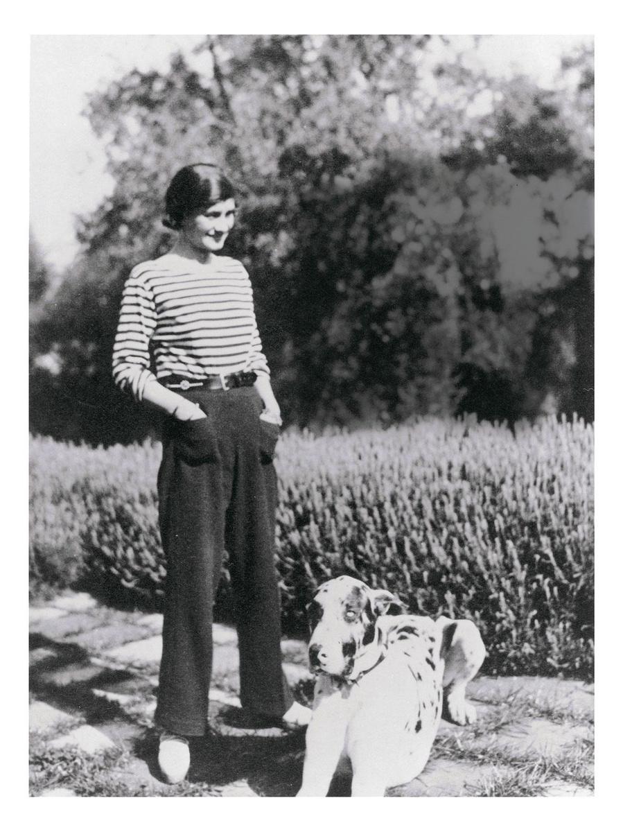 1930: Gabrielle Chanel en haar hond Gigot aan haar huis 'La Pausa' aan de Franse Rivièra.