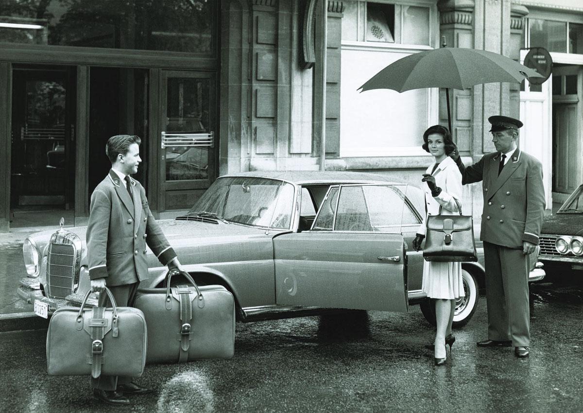 Jackie Kennedy Onassis met een tas van Delvaux.
