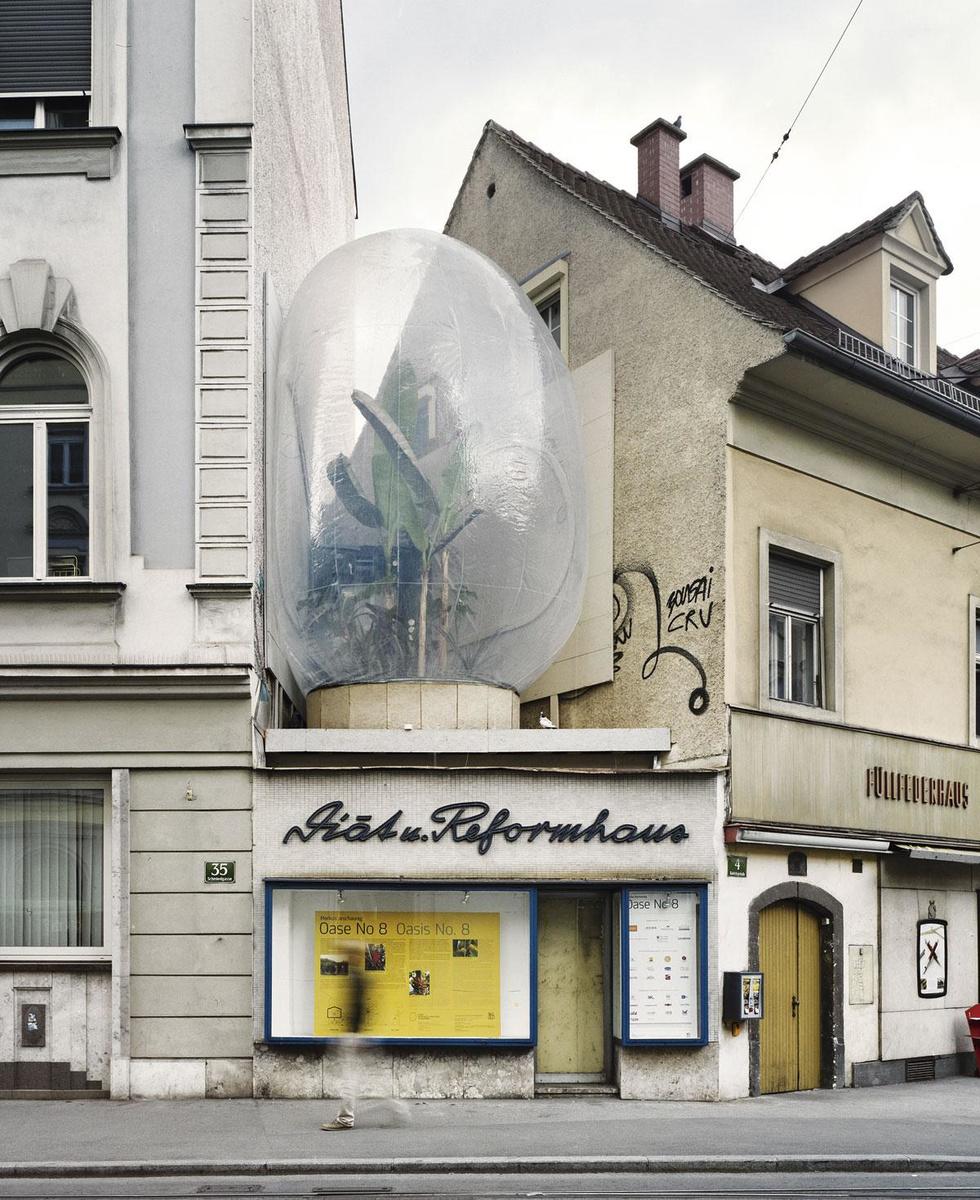 Een afvalwarmte-installatie van architect Markus Jeschaunig in Graz (Oostenrijk) creëert een tropisch microklimaat voor de teelt van bananen, ananas en papajaplanten.
