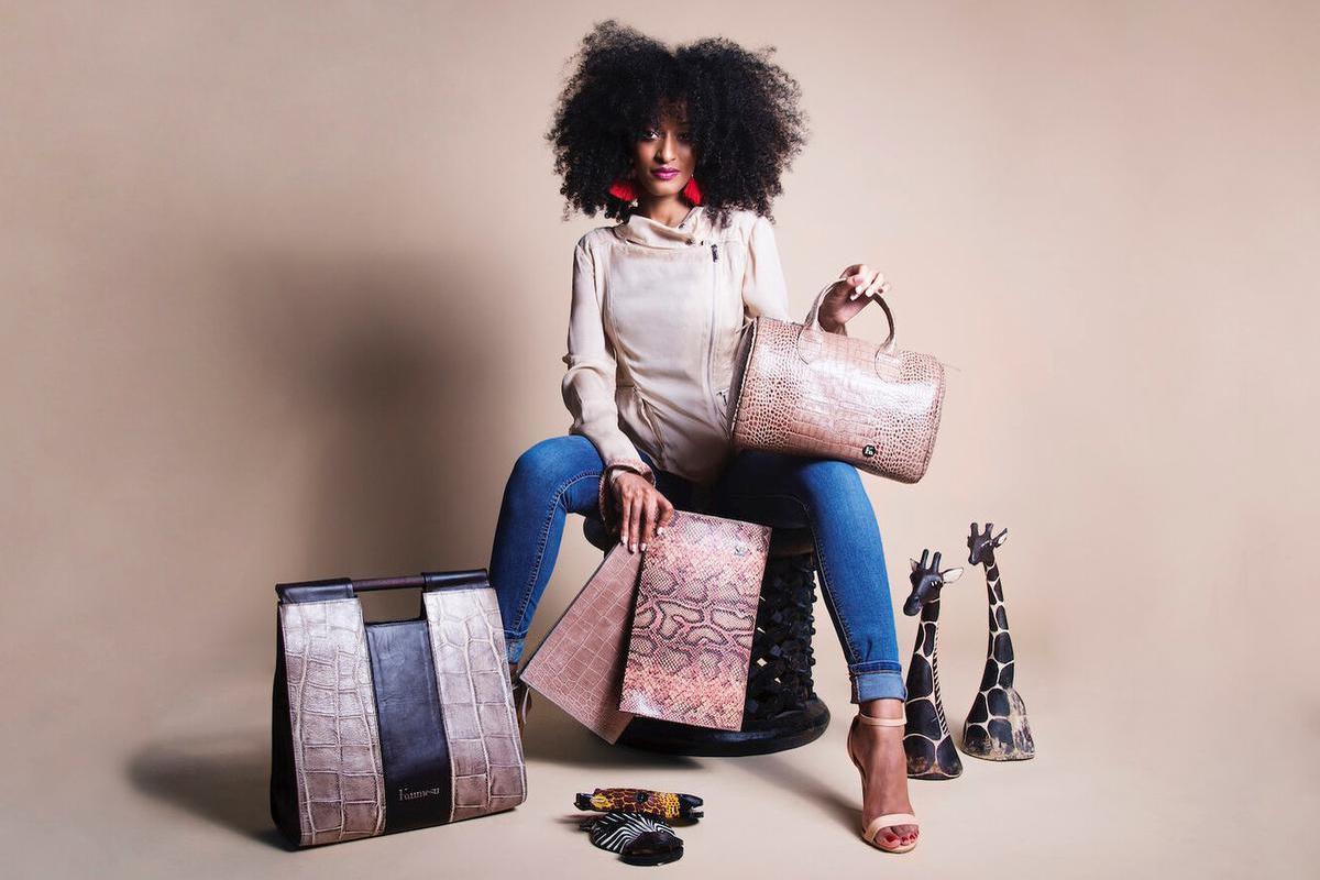 Eveneens aanwezig op Brussels Fashion Week is Kumesu, het Nigeriaanse handtassenlabel van Betu Kumesu.