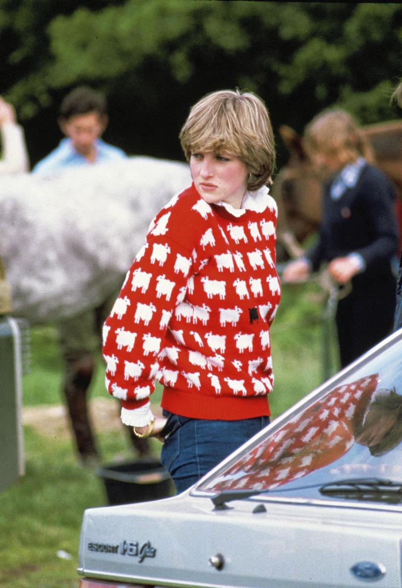 Diana in haar legendarische schapentrui van breigoedmerk Warm & Wonderful, in 1982.