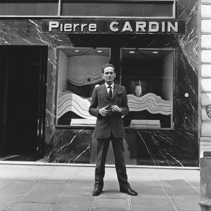 Cardin voor zijn atelier in Londen in 1970