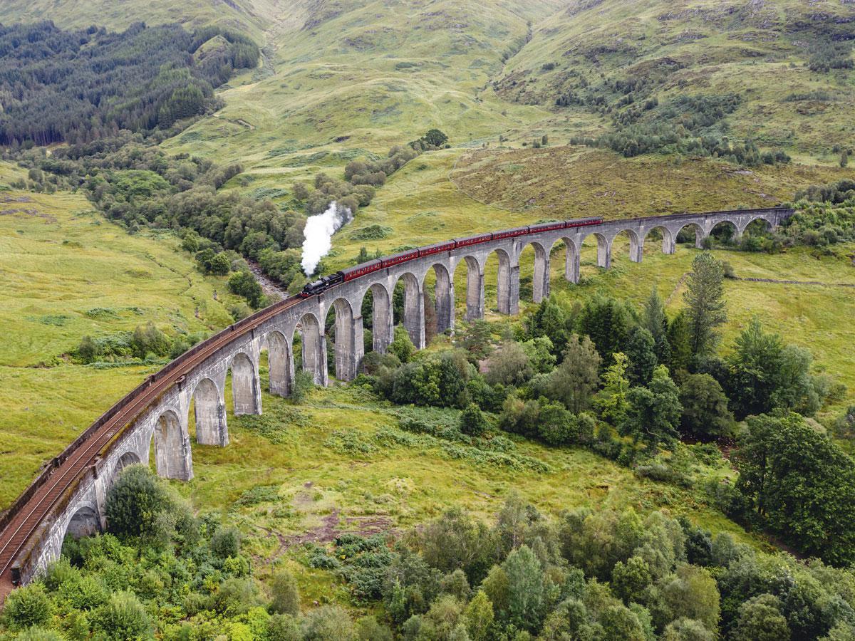 Het Glennfinnan Viaduct is een spoorweg op de West Highland Line Railway in Schotland. De treinreis zit in het aanbod van no-fly specialist Byway.