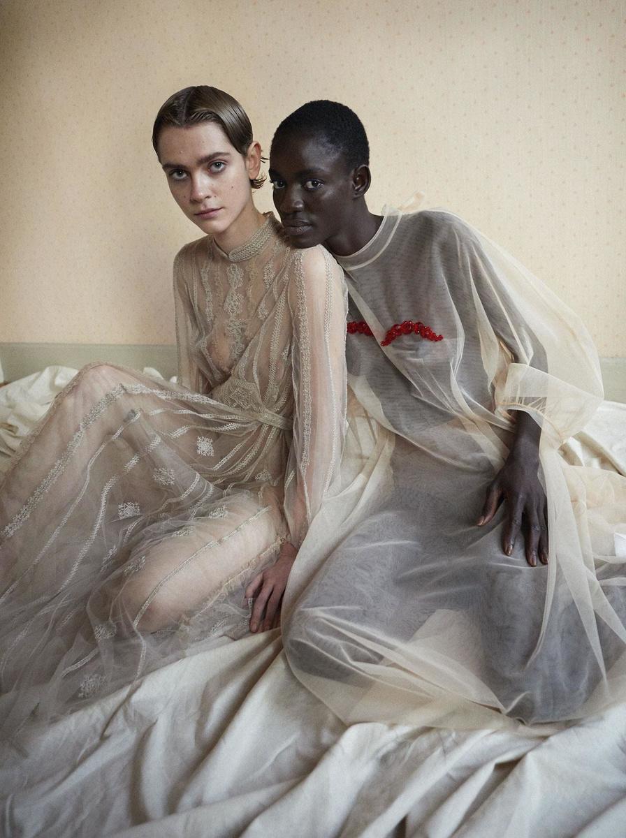Amandine: jurk van geborduurde tule, lingerie van microvezel, alles Dior. Sokhna: jurk van tule met rode glazen kralen, Simone Rocha voor H&M. Slip, Dior.