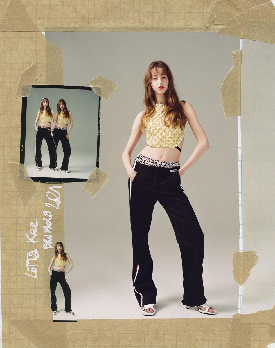 Geborduurde katoenen crop top, gabardine short en broek met zijstreep, metallic sandalen, alles Miu Miu. Impression, ring van geelgoud en parelmoer, Dinh Van.