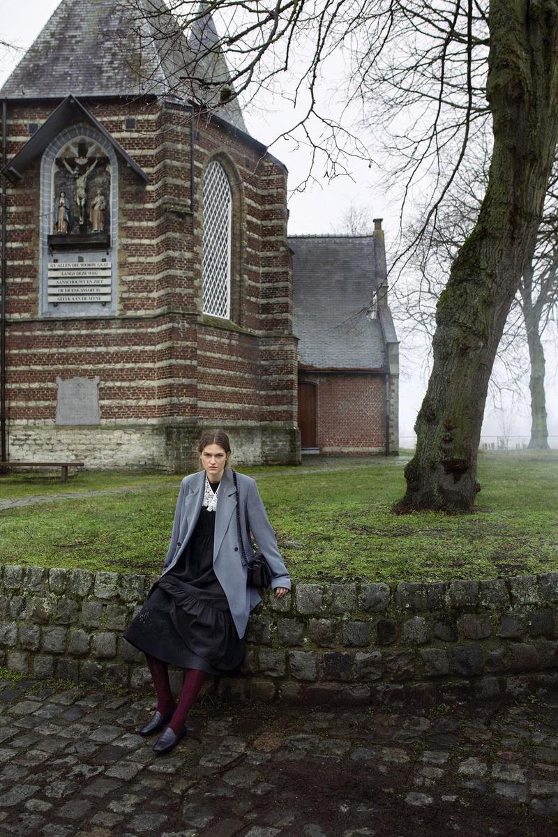 Top en rok van zwart katoen met broderie anglaise, Caroline Biss. Wijde polyester jurk, Christian Wijnants. Oude kanten kraag, Bernard Gavilan. Blazer met fijne streep, Toos Franken. Gewatteerde zwarte handtas, Essentiel. Kousen, Falke. Zwartleren mocassins, Morobé.