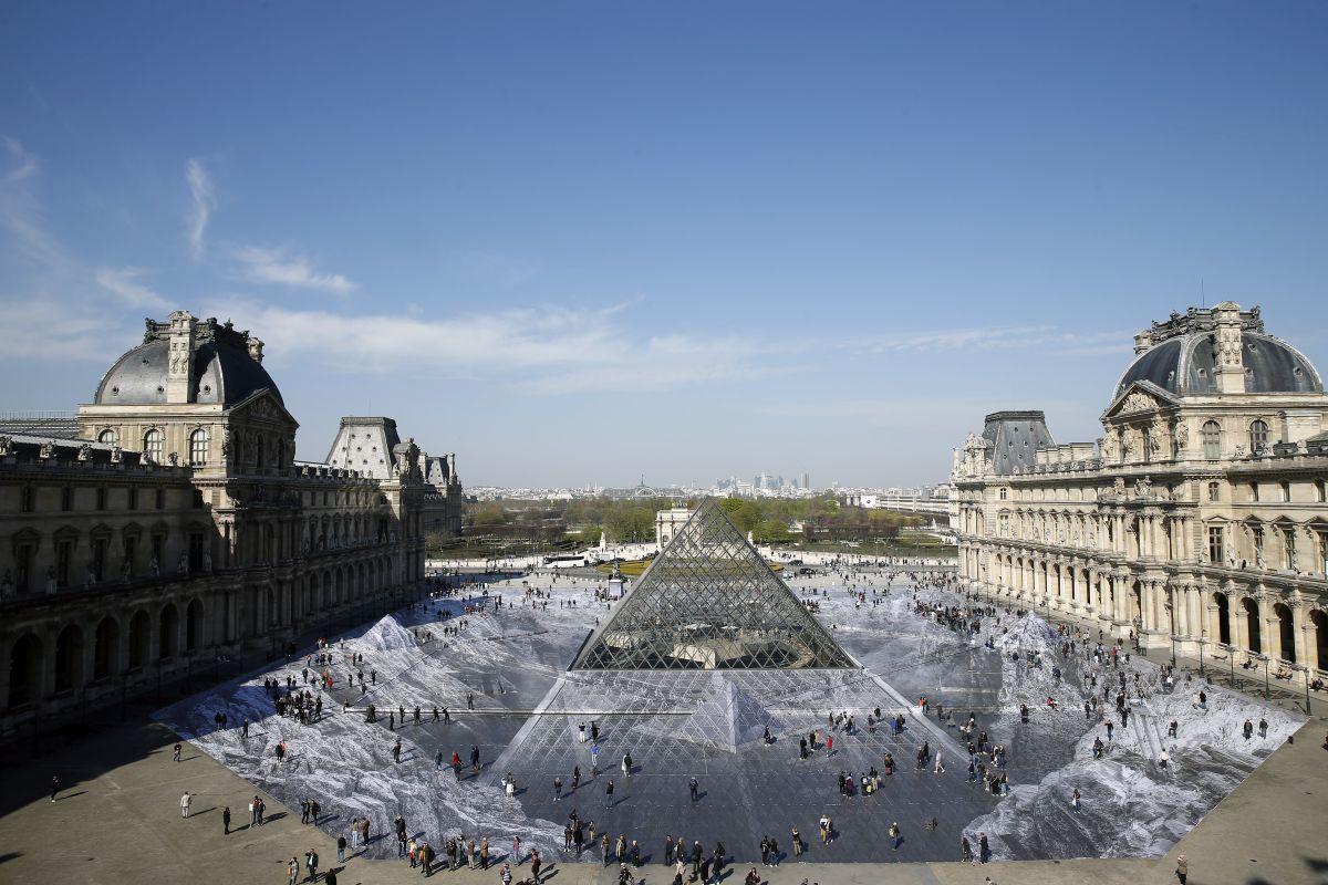 Louvre in 2019, ter ere van de dertigste verjaardag van de piramide.