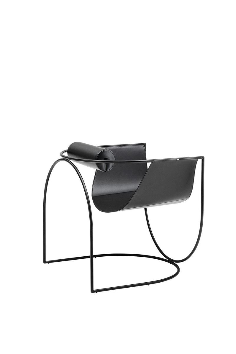Enerzijds meubel, anderzijds sculptuur. De Lemni-stoel van Marco Lavit illustreert met glans de sfeer bij Living Divani. De collectie van 2021 zoekt naar een nieuw evenwicht in een interieur dat het afgelopen jaar vooral kameleontisch diende te zijn. livingdivani.it
