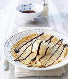 Pannenkoek met ijs en chokotoffsaus
