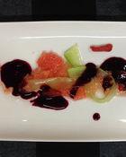 Dessert van roze pompelmoes, komkommerslierten en gedroogde aardbei