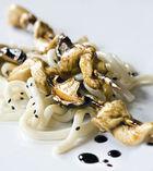 Yakitorikip met shiitakes en sesamnoedels