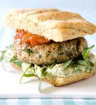 Tonijnburger met artisjok, wittebonenaioli en peperonata
