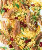 Lauwe salade van gekonfijte eend met couscous, granaatappel en zoete harissadressing