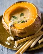 Italiaanse kaasfondue in hele pompoen
