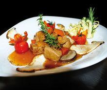 Bergvarkensragout met paddenstoelen, noedels en oventomaten